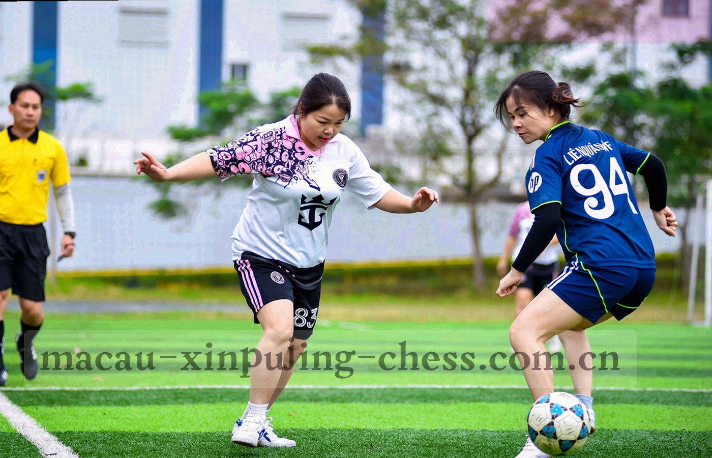 雪山线条与抽象棋盘格相互穿插的氛围图形
